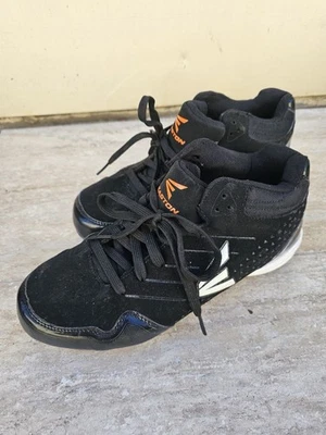 Botines negros de béisbol y softbol de EE. UU. 9,5 Foto 1 de 4
