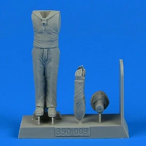 Aires 350009 1/35 WWII German Submarine Kriegsmarine Sailor #5 (Standing) - Picture 1 of 1