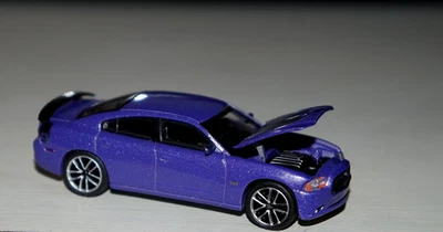 Dodge Charger Super Bee 2010 púrpura edición limitada diorama réplica luz verde Foto 1 de 3