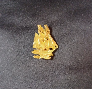 Vintage Gold Tone Nautical Sailboat Sailing Ship Brooch Pin - Picture 1 of 2