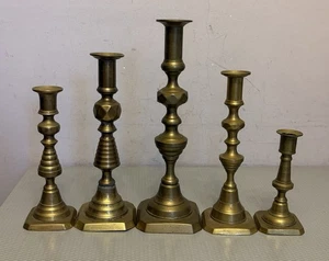 "Lote de 5 candelabros antiguos de latón colmena inglesa alturas variables decoración de 12"" a 6""" - Imagen 1 de 15
