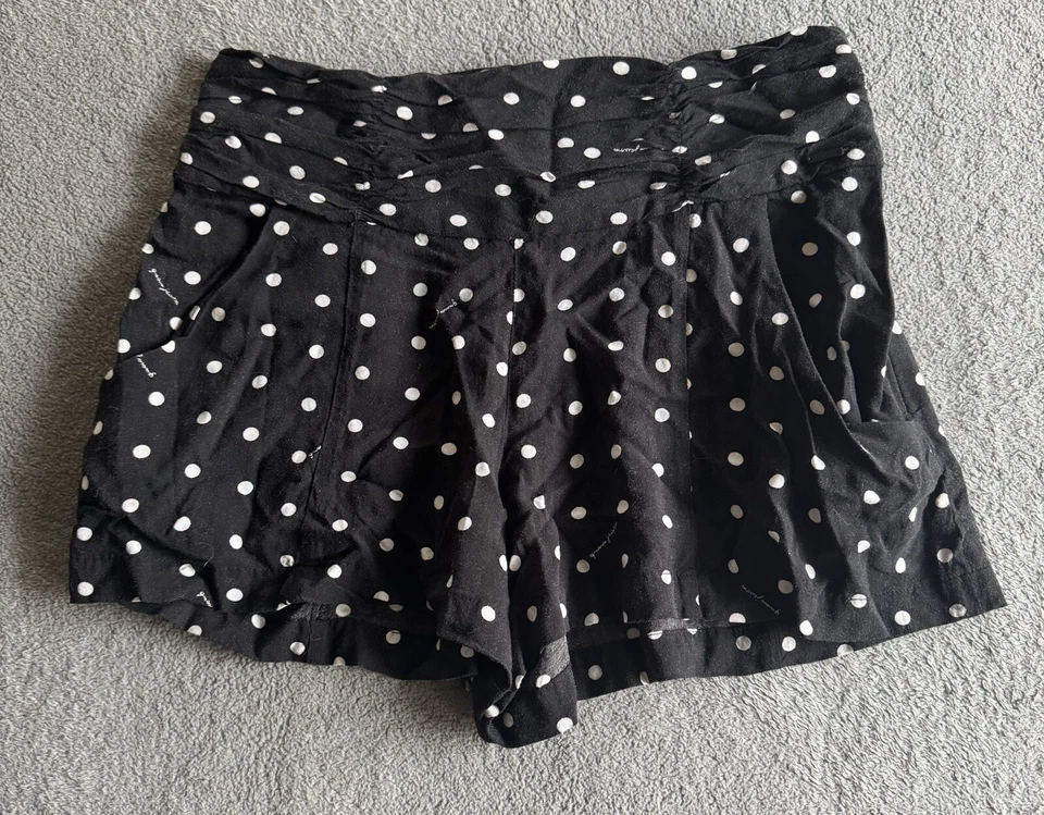 Pantalones cortos para mujer Guess Los Angeles negros a lunares talla pequeña Foto 1 de 4