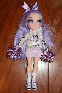 Rainbow High Cheer Violet Willow gekleidete Modepuppe mit Gelenk und Bommeln - Bild 1 von 3