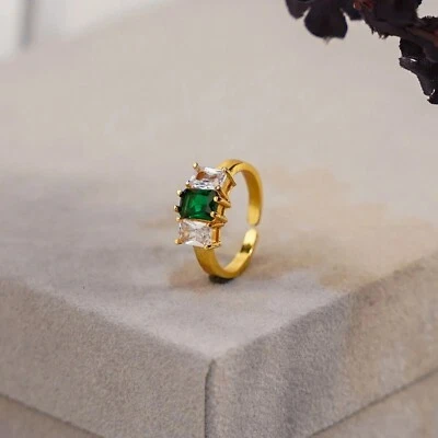 Anillo de boda para mujer esmeralda verde creado en laboratorio radiante de 3 quilates enchapado en oro amarillo de 14 k Foto 1 de 4