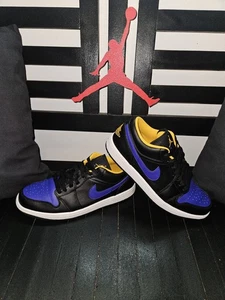 Jordan 1 Low 'Dark Concord' - schwarz/lila/gelb - Gr. 8,5M/10W (558553-075) - Bild 1 von 10