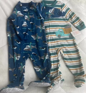Paquete de 2 pijamas con patas de microfleece Carter's Baby - Construcción/Tiburones - 9M - Imagen 1 de 2