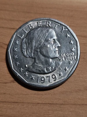 1979 D Susan B Anthony dólar error lleno D, punto cerca E • PLURIBUS Foto 1 de 2