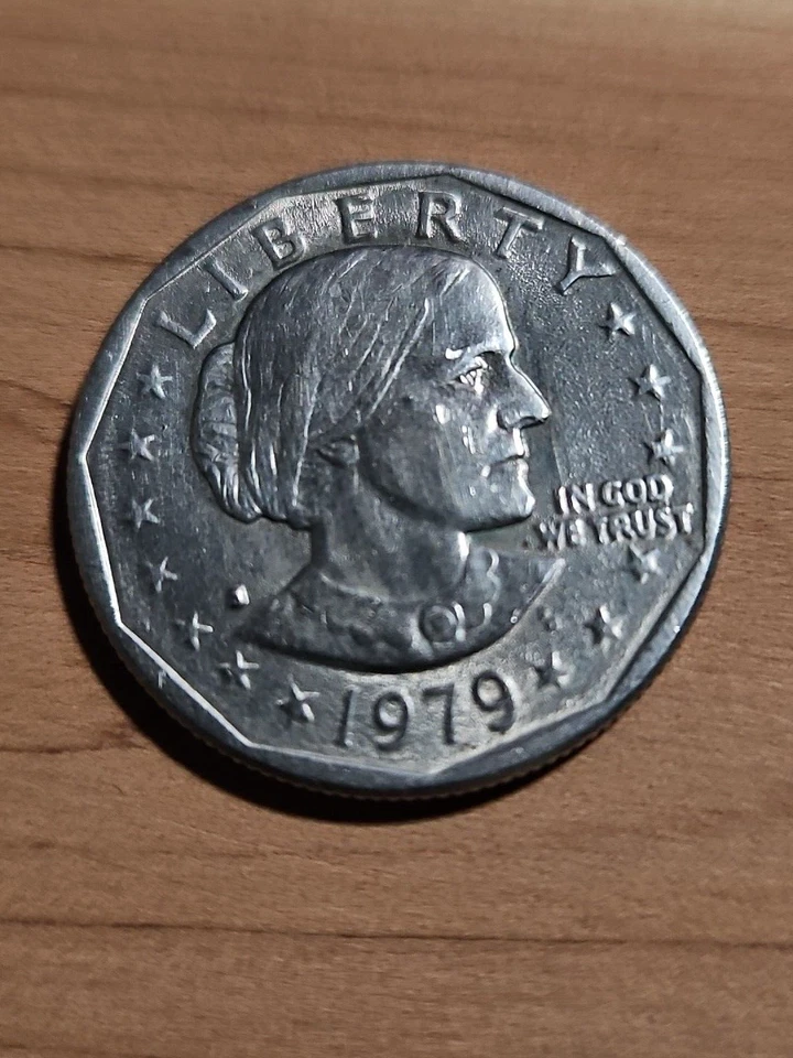1979 D Susan B Anthony dólar error lleno D, punto cerca E • PLURIBUS Foto 1 de 2