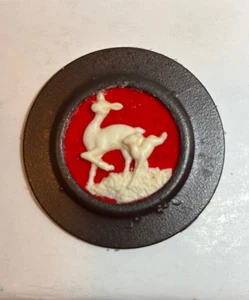 Puppenhaus Miniatur geschnitzter Hirsch auf gerahmtem rotem Samt, Handarbeit - Bild 1 von 1