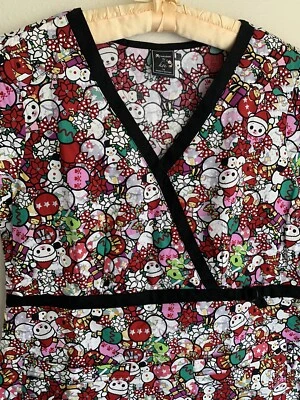 NUEVO CON ETIQUETAS M Koi Tokidoki Navidad Blusa Médica Luna Vacaciones Unicorno Mediana Kawaii Foto 1 de 4
