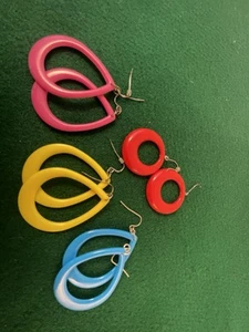 Set 4 paia orecchini a cerchio colorati in acrilico anni 80 retrò - Foto 1 di 3