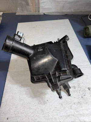 Caja de admisión de filtro de aire derecho Infiniti G37 2009-2010 - 7529-JK20A Foto 1 de 4