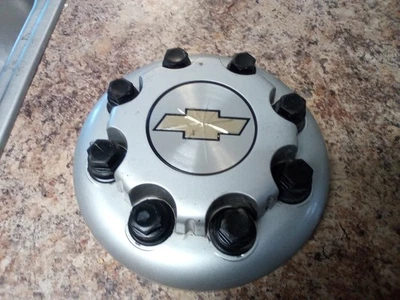 2002-2016 CHEVROLET SILVERADO EXPRESS 3500 DUALLY FRONT CENTER CAP 15053704 - Image 1 of 3
