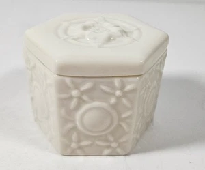 Kleine BELLEEK Schmuckschatulle mit Deckel 7. Mark First Gold - Bild 1 von 4