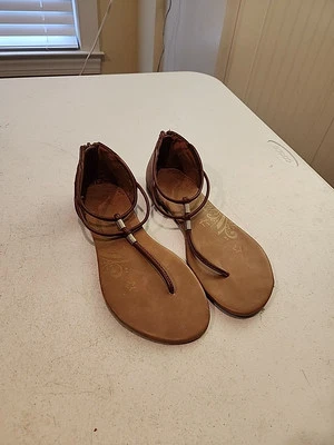 Sandálias femininas Brash rasas detalhes dourados tamanho 6 - Imagem 1 de 4