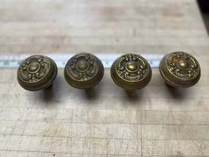 4 BOUTONS DE PORTE ANCIENS VINTAGE VICTORIEN EASTLAKE ART NOUVEAU en laiton - Photo 1/8