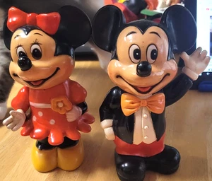 2 Disney Banks Mickey y Minnie 6" Alto Plástico Duro Usado Estado - Imagen 1 de 4