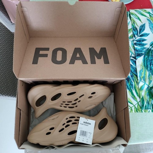 Adidas Yeezy schiuma RNNR ocra UK 12 Nuovissima ✅️ spedizione lo stesso giorno