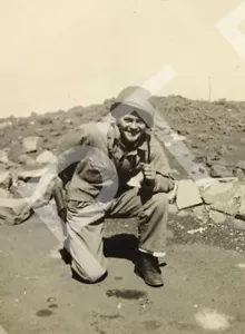 Vintage Photo Handsome Young Man In Military Uniform Kneeling & Smiling 1940s - Imagen 1 de 3