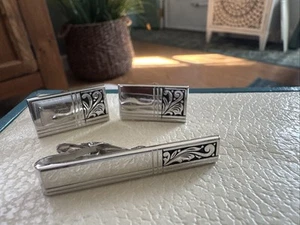 Vintage Swank Gold Tone Monogram Initial D Square Cufflinks & Tie Clip - Picture 1 of 3