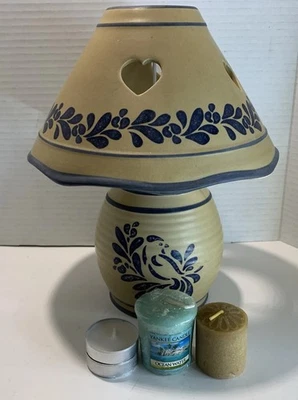 Желтовато-коричневый и синий чай свеча лампа. 9,5 дюйма x 8 дюймов. Поставляется с 4 свечами.  Сердца - Изображение 1 из 4