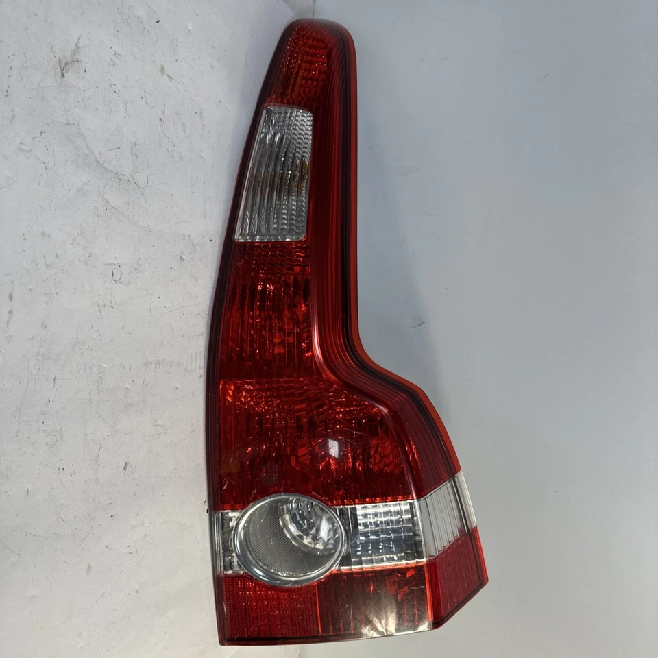 2005 VOLVO V50 REAR TAIL LIGHT RIGHT 30698921 D2 - Изображение 1 из 4