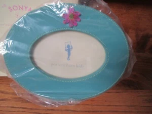 Cuadro de foto azul ovalado Pottery Barn Kids SONYA 4 X 6 rosa flor niñas NUEVO - Imagen 1 de 4