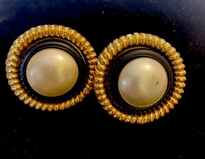 Pendientes redondos CHANEL Paris años 60 chapados en oro esmalte negro perlas Foto 1 de 4