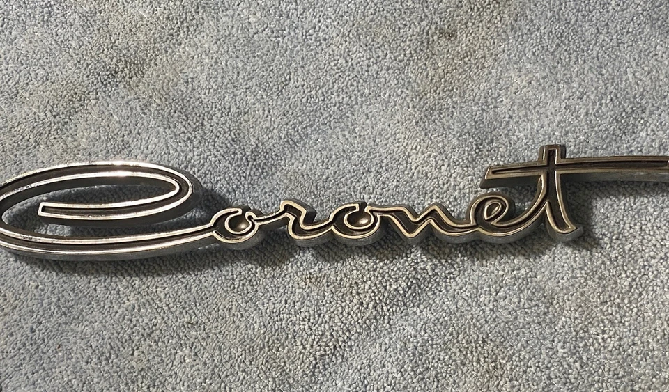 Dodge Coronet 1965-1966 emblema insignia OEM Mopar 2 puertas techo rígido guión 2448834 Foto 1 de 4