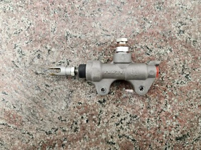 Главный цилиндр заднего тормоза 2006-2016 Yamaha YZF-R6 OEM 2C0-2583V-01-00 - Изображение 1 из 3