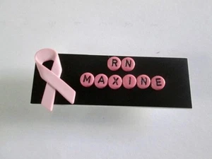 IMÁN O PIN INSIGNIA ETIQUETA NOMBRE IDENTIFICACIÓN, CINTA ROSA, MÉDICO, PEDIÁTRICO, UCI, ER, RN, MAESTRO - Imagen 1 de 5