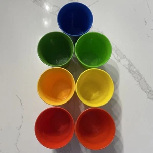 Tazas Tupperware #109 vasos campana para niños 6 oz - Juego de 7 colores diferentes hechos en EE. UU. - Imagen 1 de 4