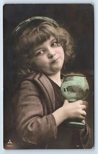 Dulce chica en sombrero con vidrio de cáliz con poción humeante c1908 postal - Imagen 1 de 2