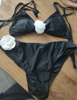 🧞 Supi *** Neu *** Bikini 2xl XXL  Schwarz mit aufgesetzter heller Blüte - WOW - Bild 1 von 3