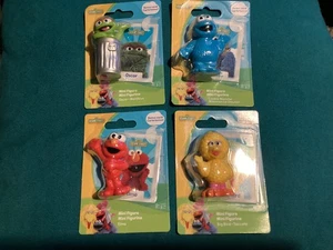 BNIP New 4 x Sesame Street Mini Figure - 6cm - Bonus Collectable Cards - Oscar - Picture 1 of 6