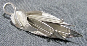 Spilla spilla vintage senza marchio modernista tono argento foglie metallo - Foto 1 di 12