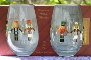 NEW PAIR OF HOME ESSENTIALS CHRISTMAS 20 OZ. STEMLESS WINE GLASSES - Picture 1 of 4