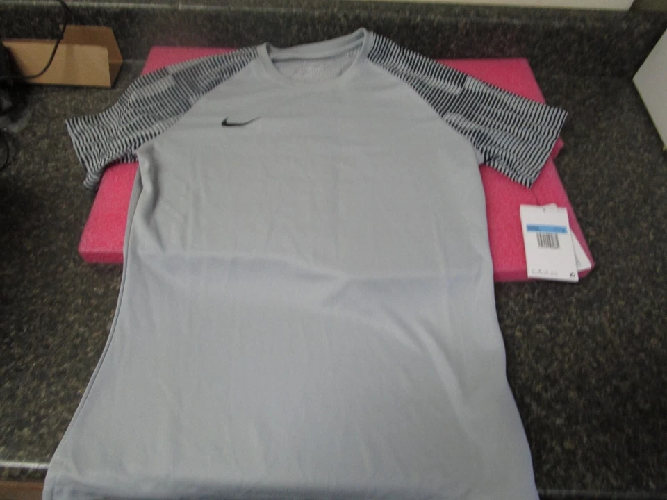Nike US Academy Short Sleeve Soccer Jersey Women's Medium Gray DH8232