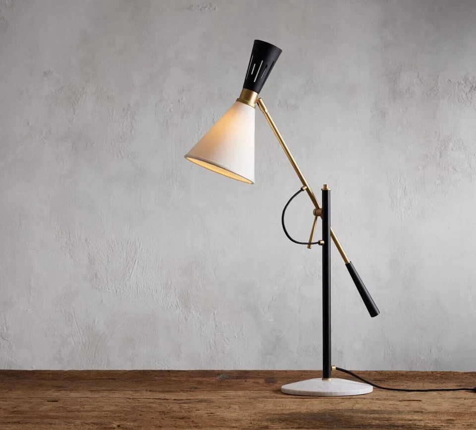 Lámpara de mesa Ramsey estilo mediados de siglo brazo ajustable con pantalla y latón de LD Foto 1 de 4
