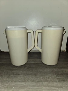 Vintage Rubbermaid-Mandel/Beige-2 1/4 Quart Krüge #2445-15 mit Deckel-Menge 2-EUC - Bild 1 von 10