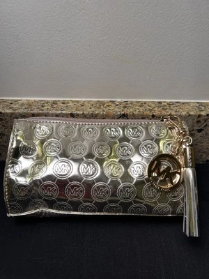 Michael Kors Oro Monograma Estuche Cosmético Monedero Borla y Dije MK 8”x5” Foto 1 de 4