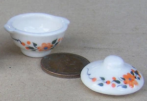 Ceramic Casserole Dish With A Floral Motif Tumdee 1:12 Scale Dolls House Of4 - Imagen 1 de 2
