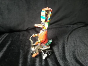 Vintage Schylling Blech Litho Aufzieh Ente auf Trike Fahrrad Tretspielzeug Sammlerstück - Bild 1 von 5