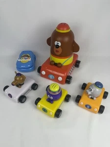 Hey Duggee Red Race zusammen mit lustigen Sounds, 3 Mini-Autos und interaktivem Telefon - Bild 1 von 6
