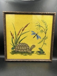 Aguja vintage enmarcada en madera amarillo brillante con tortuga, rana y libélula - Imagen 1 de 5
