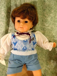 LC-2397 Vinyl/Stoff 'MICHAEL' Puppe, Gotz Puppe brünett; 22" groß mit Ständer - Bild 1 von 5
