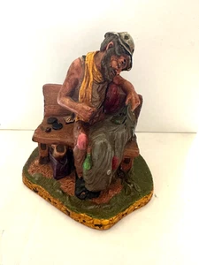 Estatuilla vintage Capodimonte Hobo banco sentado conjunto extra de jeans parcheados vino - Imagen 1 de 11