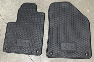 Par de alfombrillas de goma OEM 1UB87DX9AC para Jeep Cherokee - Imagen 1 de 3
