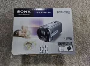 Neu in offener Verpackung – Sony Handycam DCR-SX65 Camcorder – blau – 027242819917 - Bild 1 von 1