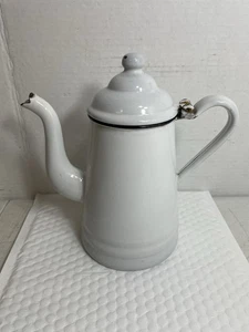 Cafetera esmaltada en tiempos de guerra blanca con caño curvo años 40 reparada - Imagen 1 de 13
